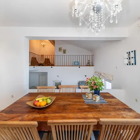 Penthouse By Belmont Realty Apartament