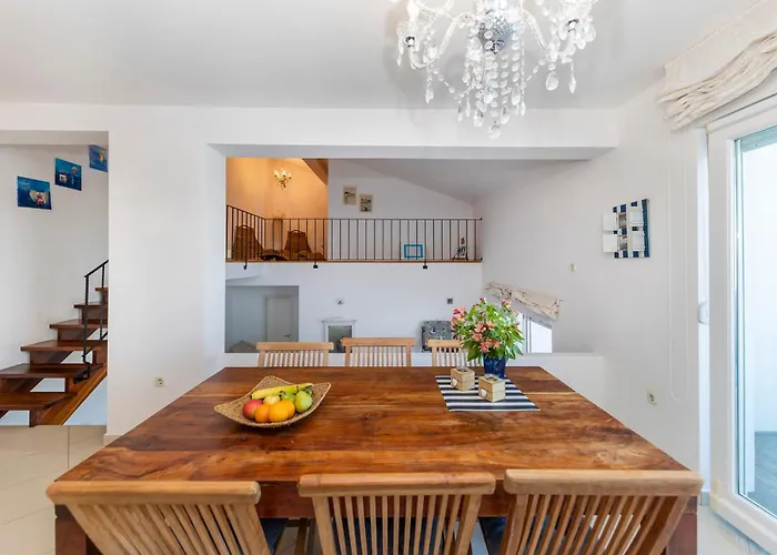 Penthouse By Belmont Realty Apartman