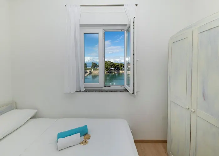 Penthouse By Belmont Realty *